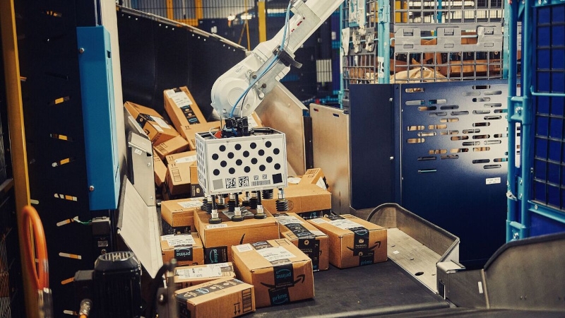 Amazon тайно разрабатывает роботов с ИИ, которые смогут выполнять задачи полностью самостоятельно