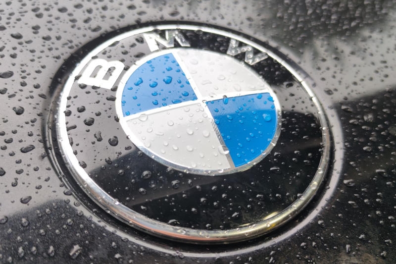 BMW показала прототип электромобиля, который сам включает поворотники