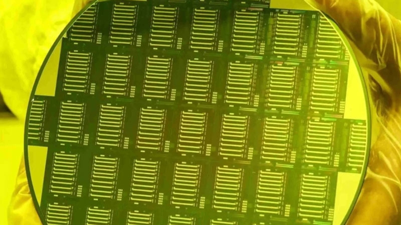 Лазейки в санкциях позволили Китаю создать первый в мире полный цикл производства передовых фотонных чипов