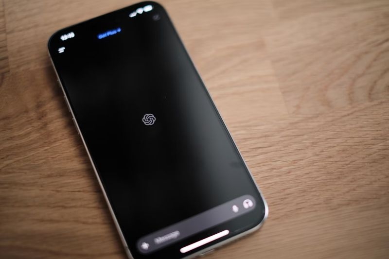 Предприятие OpenAI и Джони Айва столкнулось с первым иском, даже не успев ничего выпустить