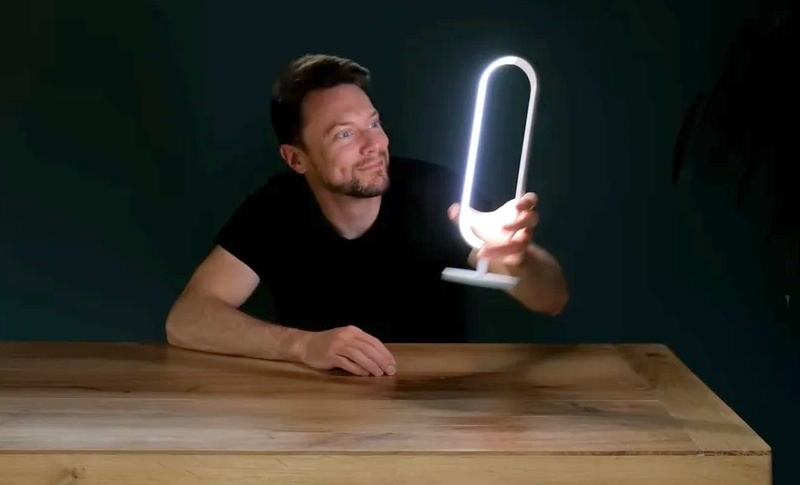 Провода — прошлый век: представлен стол с беспроводным питанием всей компьютерной периферии, включая монитор