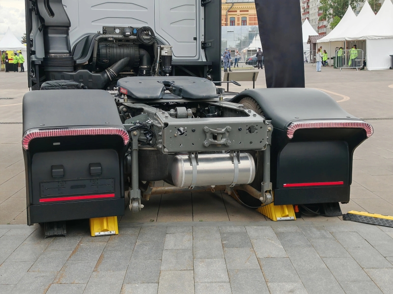 Российский беспилотный тягач Navio L5 показали живьём — без кабины, но с LED-экраном