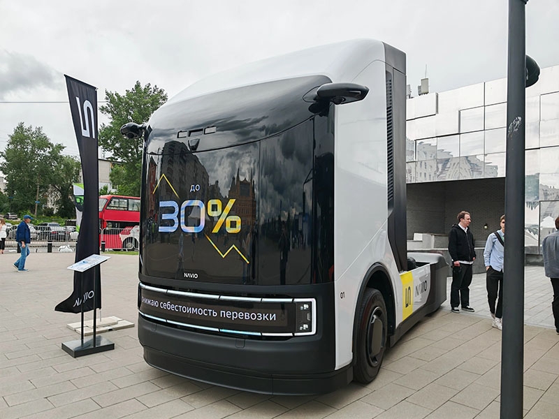 Российский беспилотный тягач Navio L5 показали живьём — без кабины, но с LED-экраном