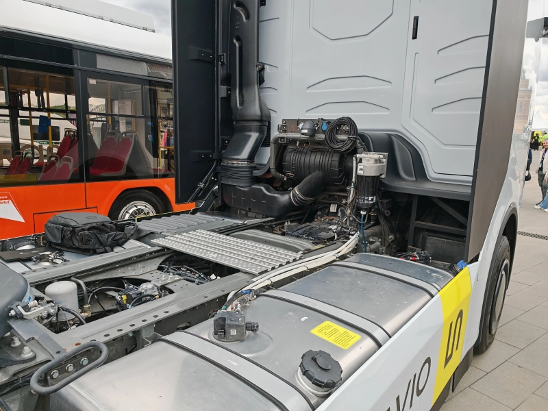 Российский беспилотный тягач Navio L5 показали живьём — без кабины, но с LED-экраном