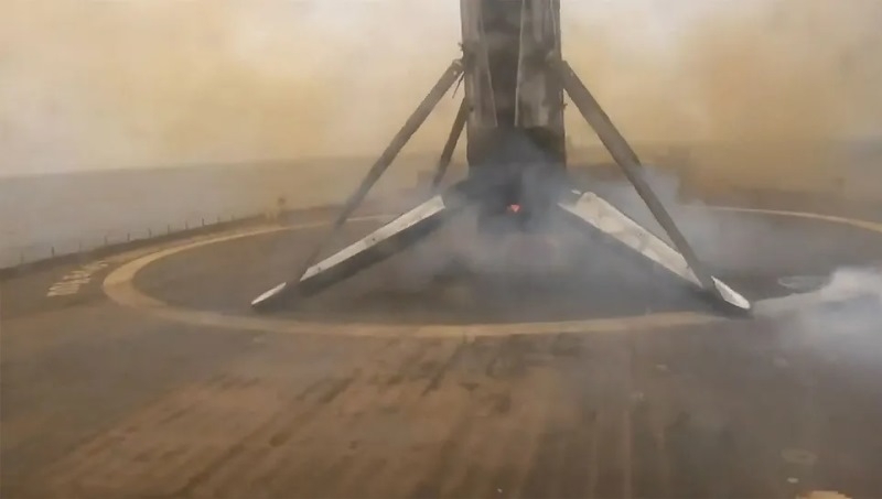 SpaceX вывела на орбиту очередную партию спутников Starlink и снова посадила первую ступень носителя