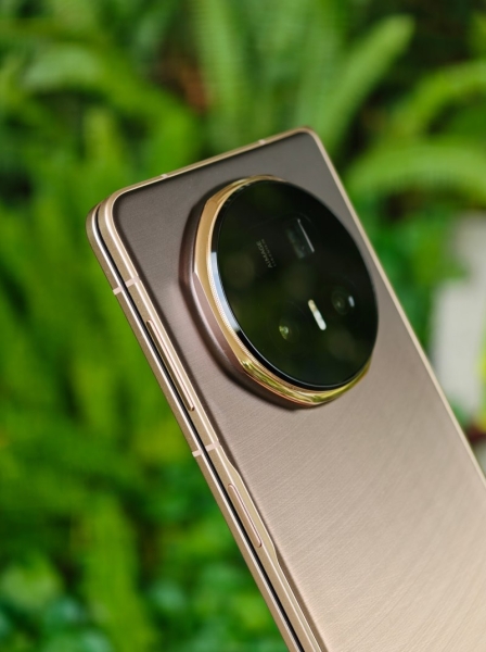 Сверхтонкий складной смартфон Honor Magic V5 показался на живых фото