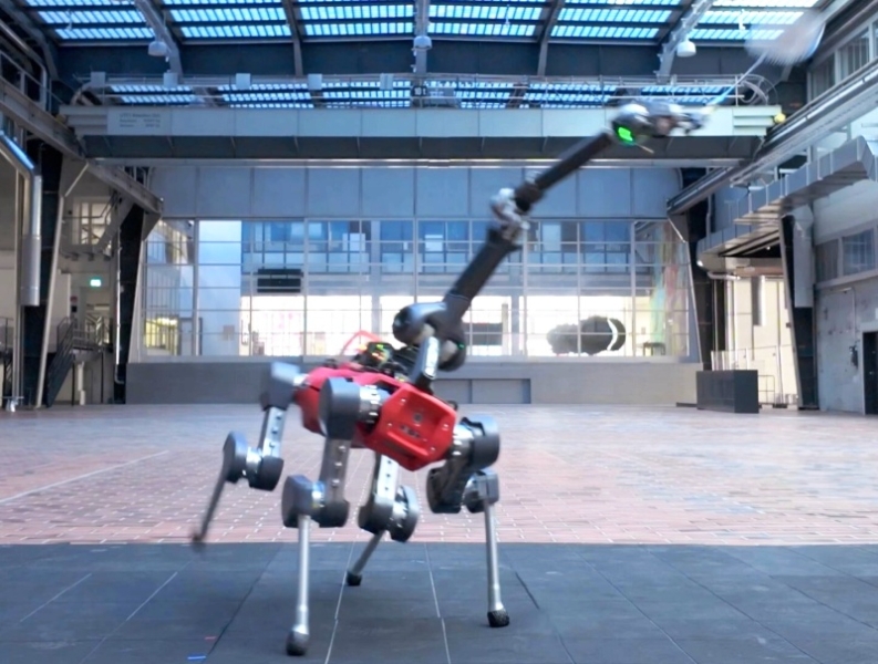 Учёные натренировали робопса играть в бадминтон &mdash; он самообучается, но пока играет на уровне любителя