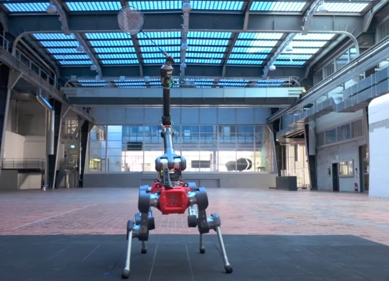 Учёные натренировали робопса играть в бадминтон &mdash; он самообучается, но пока играет на уровне любителя