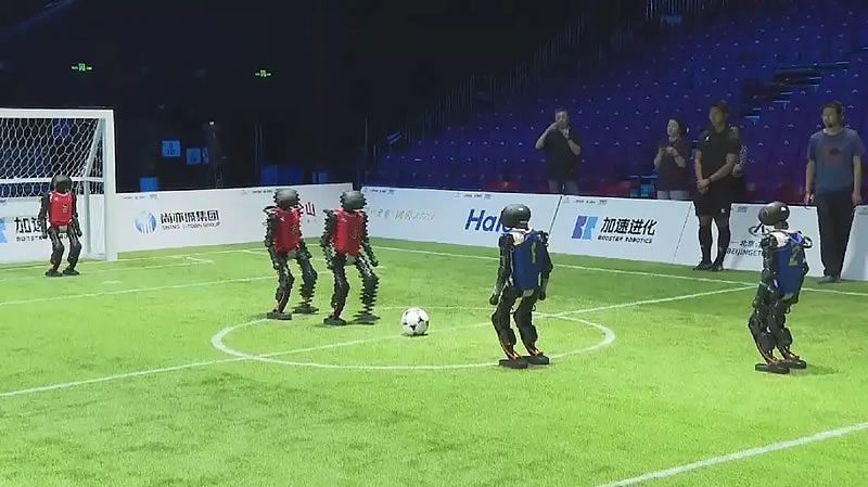 В Пекине прошёл первый в мире футбольный турнир между гуманоидными роботами