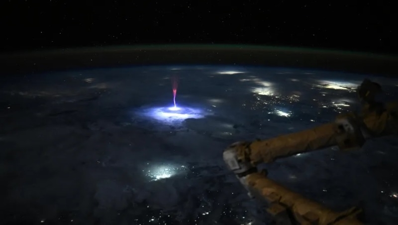 Астронавт запечатлела с борта МКС редкое природное явление — спрайт огромных размеров