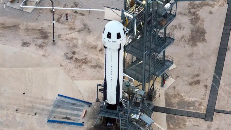 Blue Origin в 13-й раз свозила туристов на границу космоса — и 1000 открыток в придачу