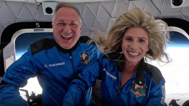 Blue Origin в 13-й раз свозила туристов на границу космоса — и 1000 открыток в придачу