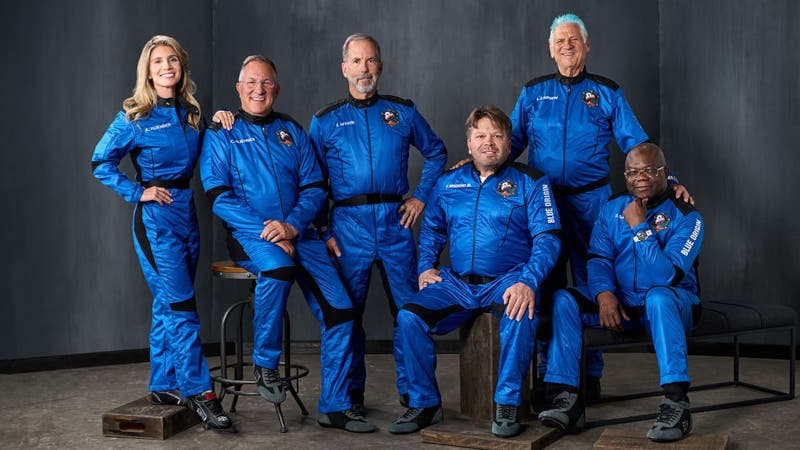 Blue Origin в 13-й раз свозила туристов на границу космоса — и 1000 открыток в придачу