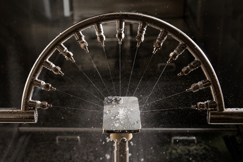 Испытания солью, пылью и асфальтом: Apple показала, как тестирует iPhone на прочность