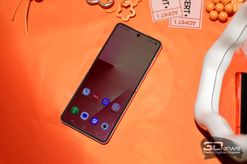Представлена похудевшая раскладушка Samsung&nbsp;Galaxy Z Flip7&nbsp;с чипом Exynos 2500 и увеличенными экранами за&nbsp;91 990 рублей