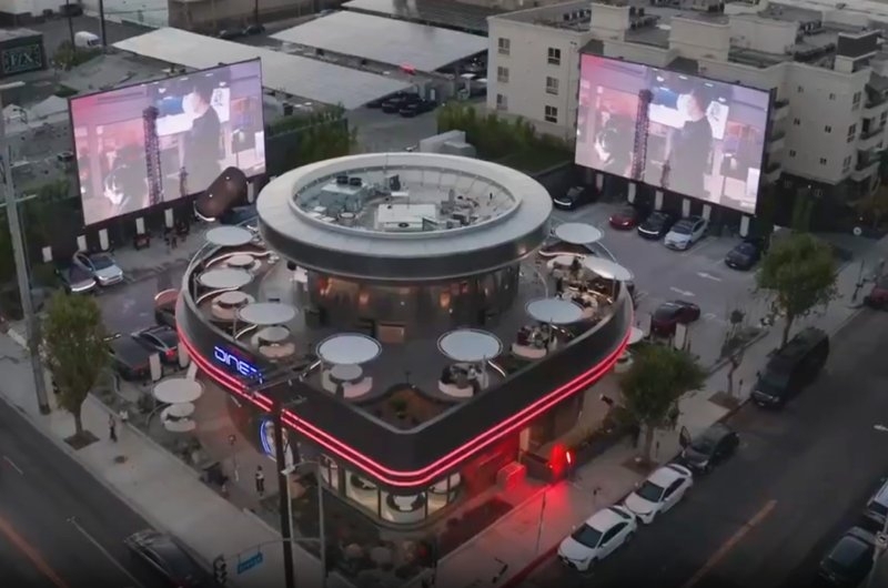 Сегодня открылся ресторан Tesla Diner — среди сотрудников оказался робот Optimus