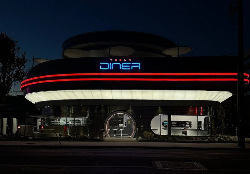 Сегодня открылся ресторан Tesla Diner — среди сотрудников оказался робот Optimus