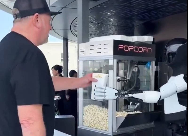 Сегодня открылся ресторан Tesla Diner — среди сотрудников оказался робот Optimus