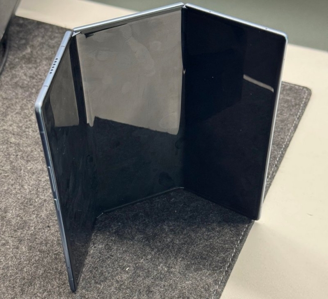 Tecno показала смартфон-гармошку&nbsp;Phantom Ultimate G Fold, обскакав Samsung