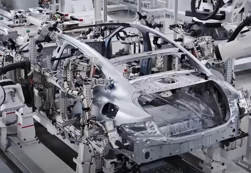 Xiaomi задействовала 1000 роботов и передовые технологии для сборки электромобилей