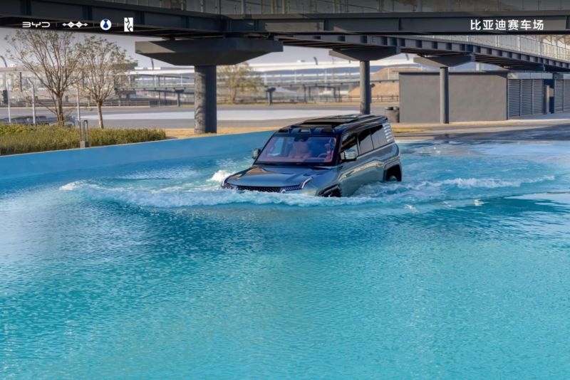 BYD построила &laquo;Автомобильный Диснейленд&raquo; &mdash; за $280 можно поплавать на внедорожнике и погонять на гиперкаре