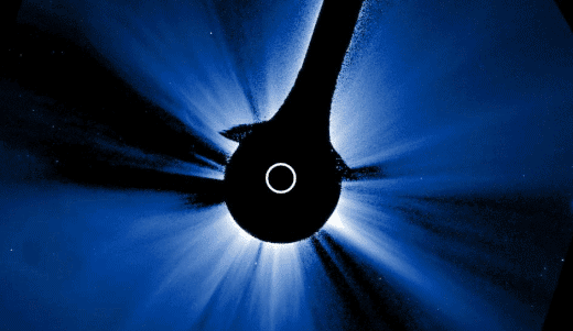 Луна эффектно вклинилась в кадр во время съёмки Солнца орбитальным коронографом