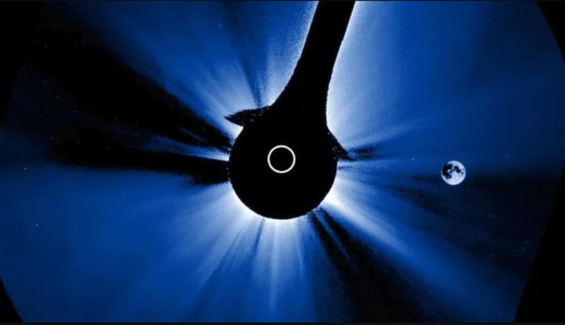 Луна эффектно вклинилась в кадр во время съёмки Солнца орбитальным коронографом