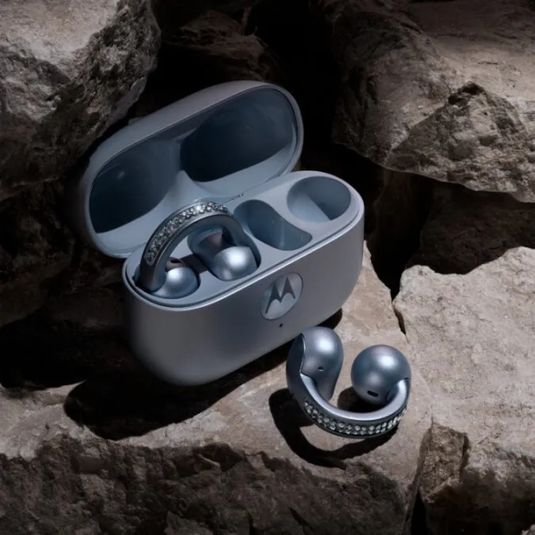 Motorola усыпала раскладушку Razr 2025 кристаллами Swarovski&nbsp;&mdash; спецверсия стоит $999