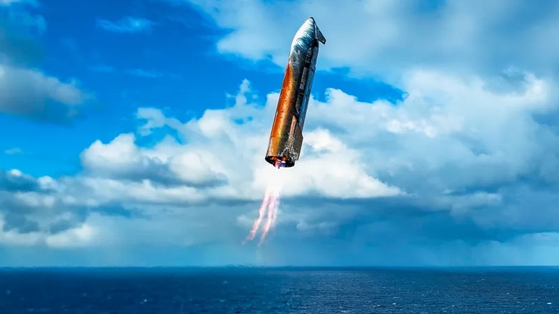 Обгорелый, но целеустремлённый: SpaceX показала кадры приводнения Starship в океан
