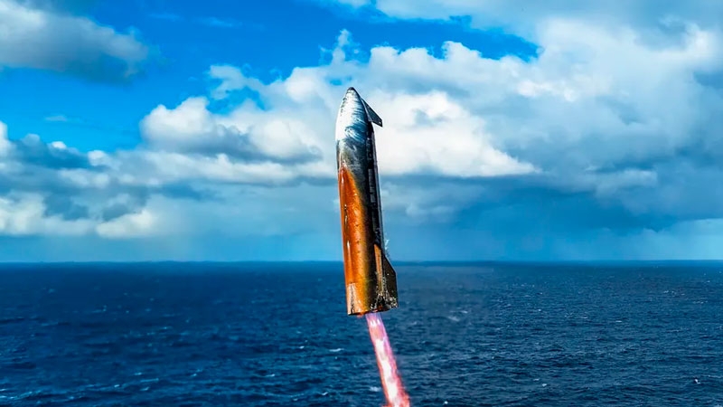 Обгорелый, но целеустремлённый: SpaceX показала кадры приводнения Starship в океан