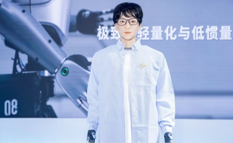 Робот Xueba 01 поступил в аспирантуру по драматургии  &mdash; если провалит экзамены, он &laquo;самообнулится&raquo;