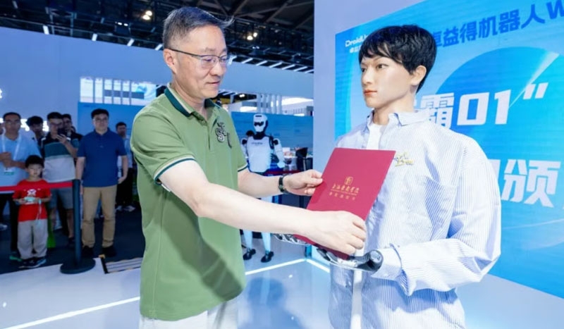 Робот Xueba 01 поступил в аспирантуру по драматургии  &mdash; если провалит экзамены, он &laquo;самообнулится&raquo;