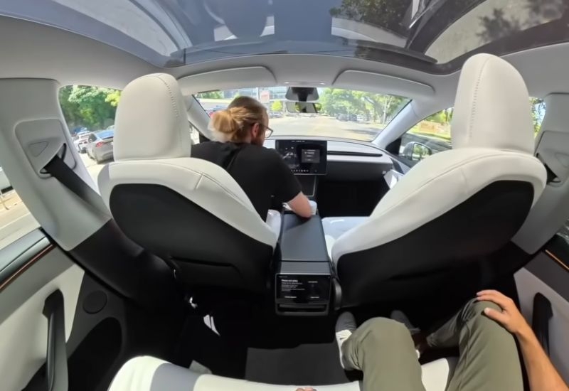 Роботакси Tesla «зависло» при повороте налево — ситуацию спас человек