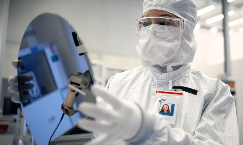 Трамп предложил купить 10 % акций Intel в день, когда передумал увольнять главу компании