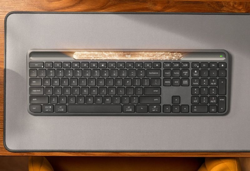 Logitech представила беспроводную клавиатуру, которая заряжается от лампочки — Signature Slim Solar Plus K980