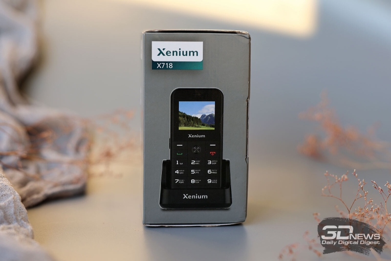 Xenium X718 &mdash; кнопочный мобильный телефон с высокой автономностью и док-станцией
