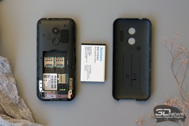 Xenium X718 &mdash; кнопочный мобильный телефон с высокой автономностью и док-станцией