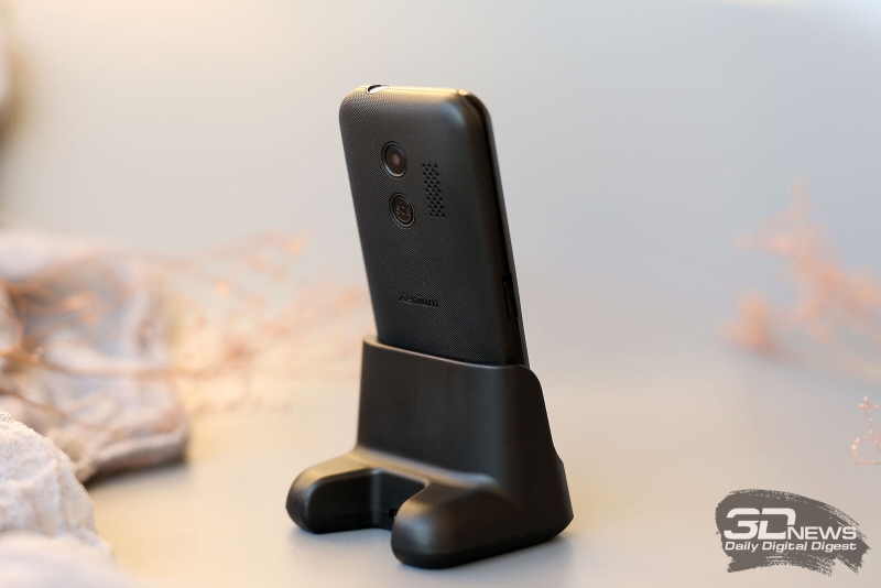 Xenium X718 &mdash; кнопочный мобильный телефон с высокой автономностью и док-станцией