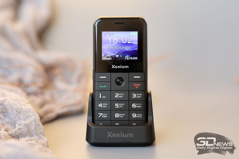 Xenium X718 &mdash; кнопочный мобильный телефон с высокой автономностью и док-станцией