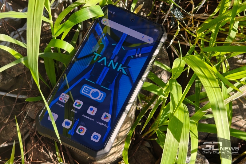 8849 TANK 4 Pro — первый в мире защищённый смартфон с HD-проектором