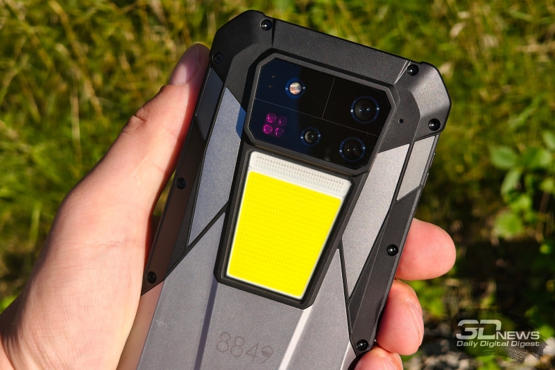 8849 TANK 4 Pro — первый в мире защищённый смартфон с HD-проектором