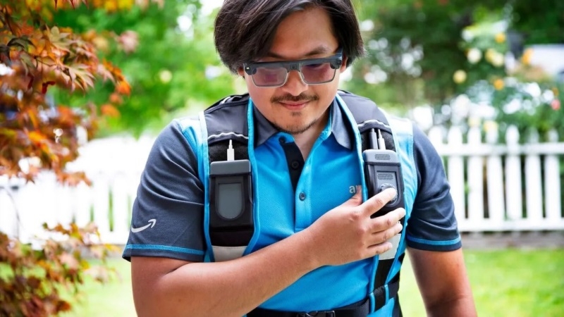 Amazon показала смарт-очки Amelia с дисплеем и камерой &mdash; они помогут курьерам доставлять посылки быстрее