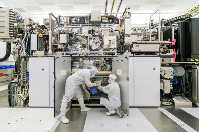 ASML предупредила о грядущем обвале выручки в Китае &mdash; но ИИ-бум  должен компенсировать потери