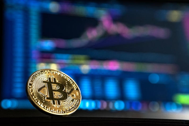 Биткоин рухнул ниже $106 тысяч и потянул за собой другие криптовалюты &mdash; инвесторы потеряли сотни миллионов