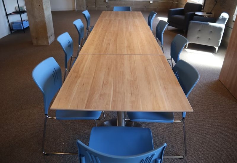 ИИ пугает, но пока не увольняет: исследователи не нашли всплеска безработицы