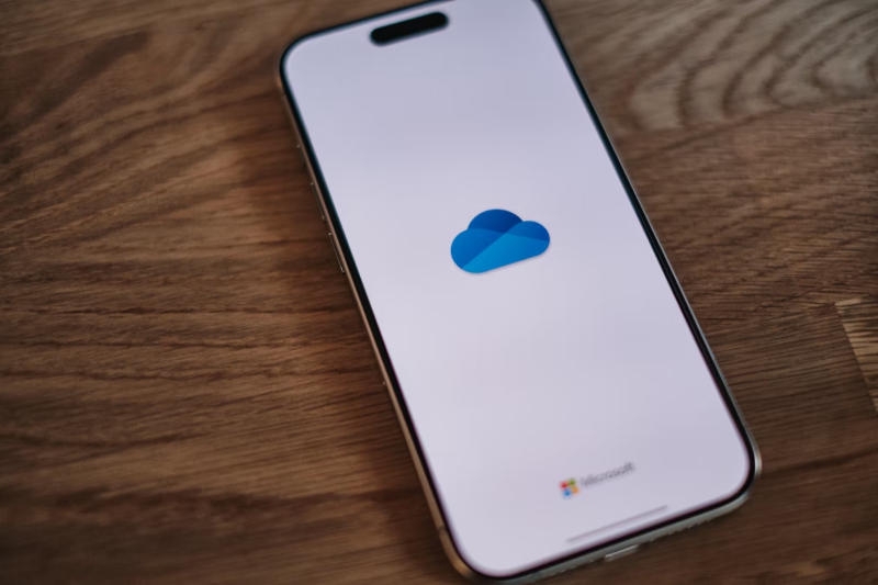 Microsoft начала сканировать лица на снимках в OneDrive &mdash; отказаться от этого можно лишь трижды в год