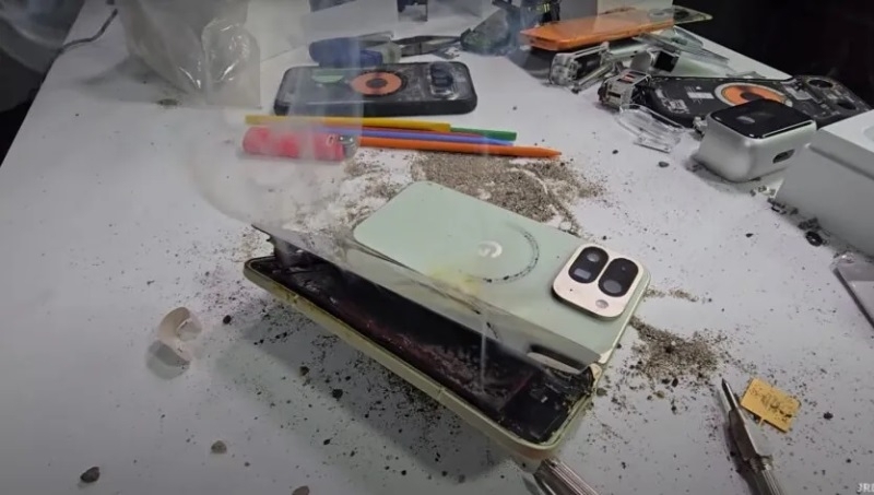&laquo;Оскорбление техноэнтузиастов&raquo;: Google Pixel 10 Pro Fold сгорел во время испытаний на прочность