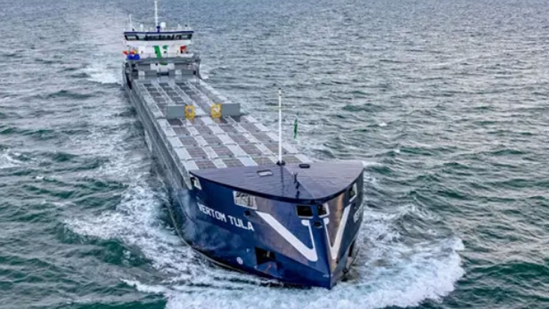 Первое в мире грузовое судно, облепленное солнечными панелями, готово выйти в море