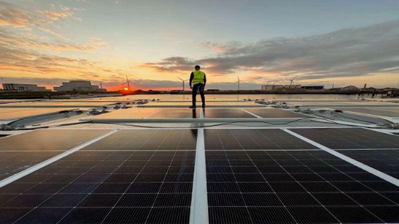 Первое в мире грузовое судно, облепленное солнечными панелями, готово выйти в море