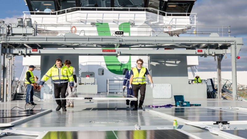 Первое в мире грузовое судно, облепленное солнечными панелями, готово выйти в море